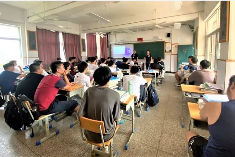 校企融合搭橋梁——工匠進(jìn)校上課啦！(圖1)