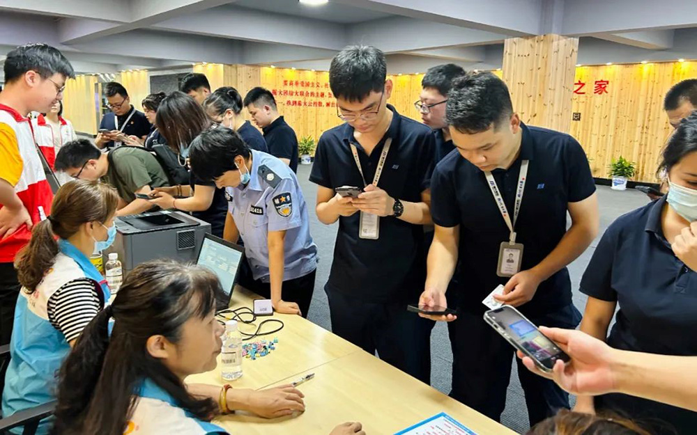 精華股份黨支部組織開(kāi)展“不忘初心跟黨走 無(wú)償獻(xiàn)血慶七一”主題黨日活動(dòng)(圖1)