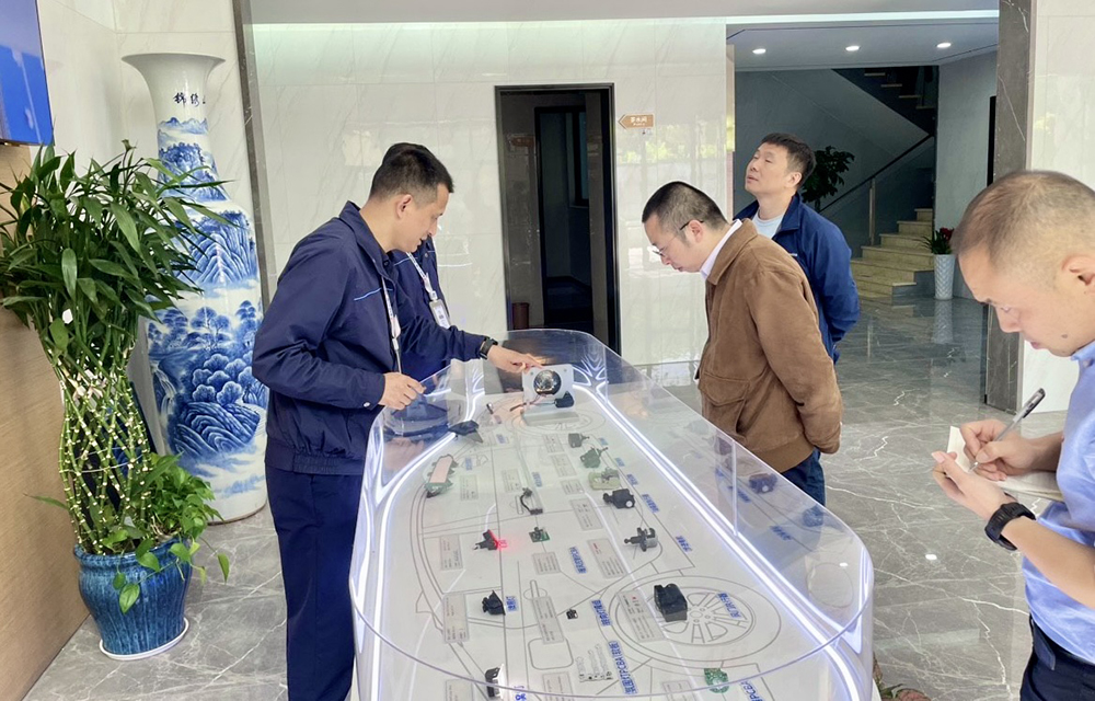 華旭光電一行蒞臨我司參觀交流(圖1)