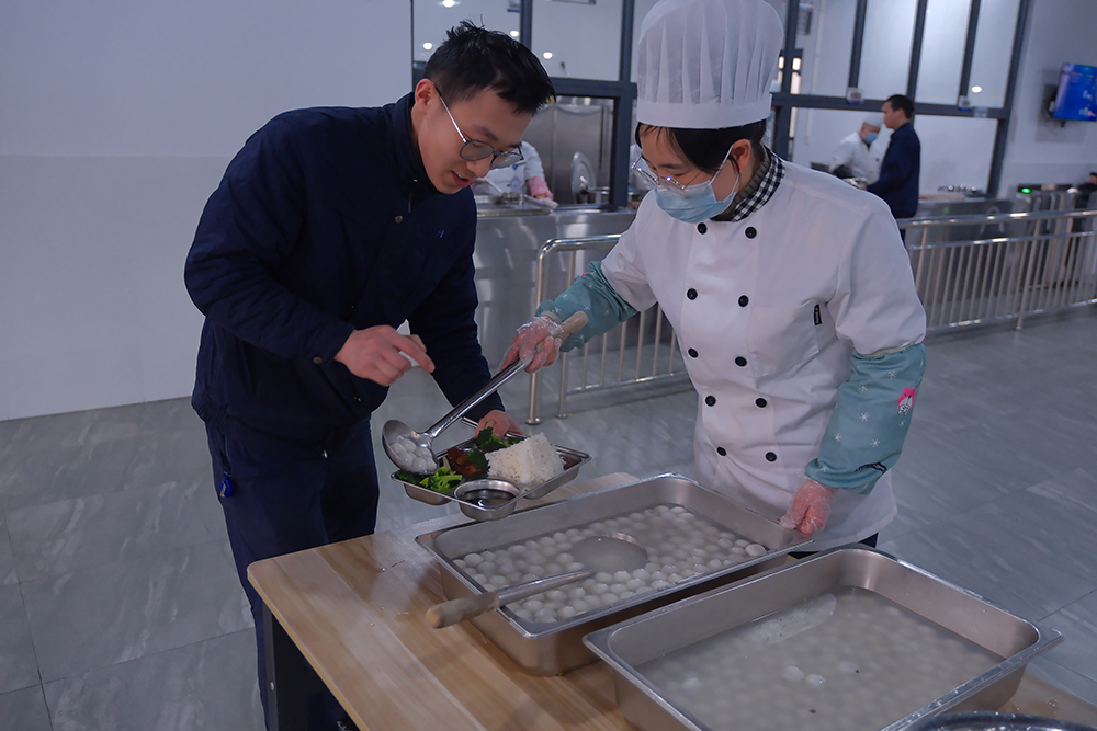 品八方風味，享元宵喜樂 | 公司成功舉辦特產(chǎn)分享及元宵節(jié)活動 品八方風味，享元宵喜樂。2月12日，傳統(tǒng)元宵佳節(jié)，公司在食堂精心組織了“吃湯圓、賞花燈、品特產(chǎn)、投球贏獎品”等一系列元宵活動，節(jié)日氛圍濃厚(圖4)
