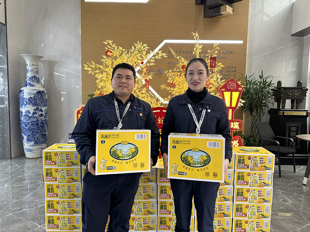 品八方風味，享元宵喜樂 | 公司成功舉辦特產(chǎn)分享及元宵節(jié)活動 品八方風味，享元宵喜樂。2月12日，傳統(tǒng)元宵佳節(jié)，公司在食堂精心組織了“吃湯圓、賞花燈、品特產(chǎn)、投球贏獎品”等一系列元宵活動，節(jié)日氛圍濃厚(圖7)