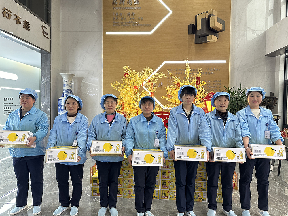 品八方風味，享元宵喜樂 | 公司成功舉辦特產(chǎn)分享及元宵節(jié)活動 品八方風味，享元宵喜樂。2月12日，傳統(tǒng)元宵佳節(jié)，公司在食堂精心組織了“吃湯圓、賞花燈、品特產(chǎn)、投球贏獎品”等一系列元宵活動，節(jié)日氛圍濃厚(圖8)