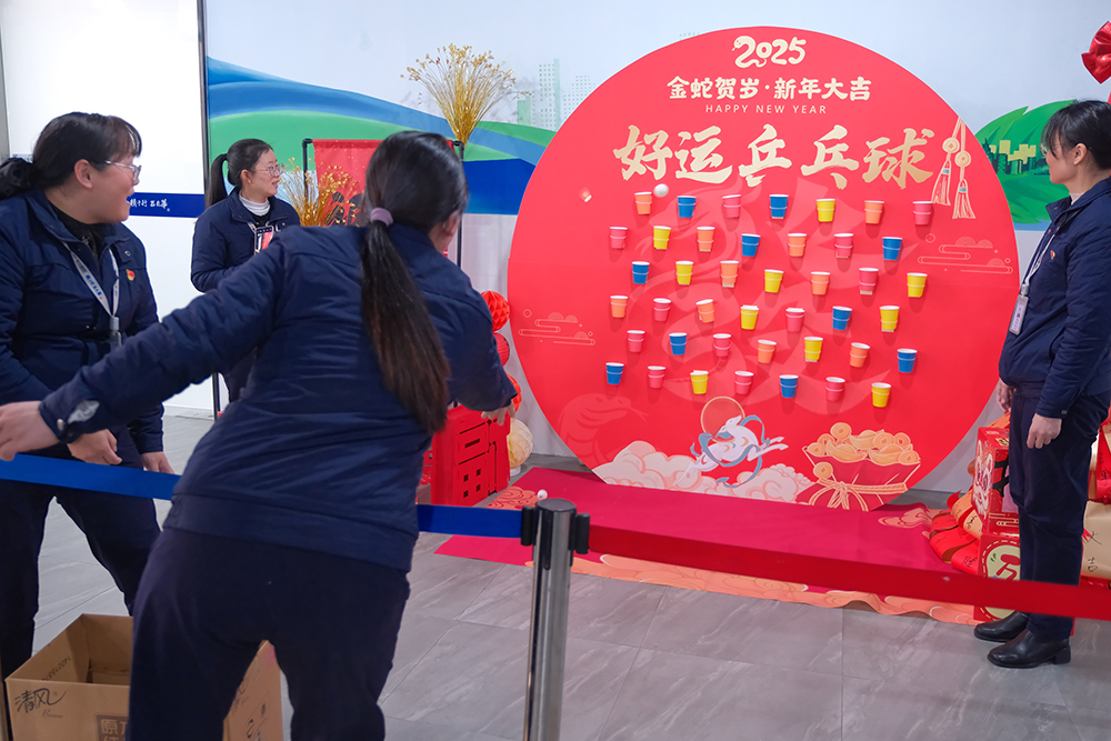品八方風味，享元宵喜樂 | 公司成功舉辦特產(chǎn)分享及元宵節(jié)活動 品八方風味，享元宵喜樂。2月12日，傳統(tǒng)元宵佳節(jié)，公司在食堂精心組織了“吃湯圓、賞花燈、品特產(chǎn)、投球贏獎品”等一系列元宵活動，節(jié)日氛圍濃厚(圖9)